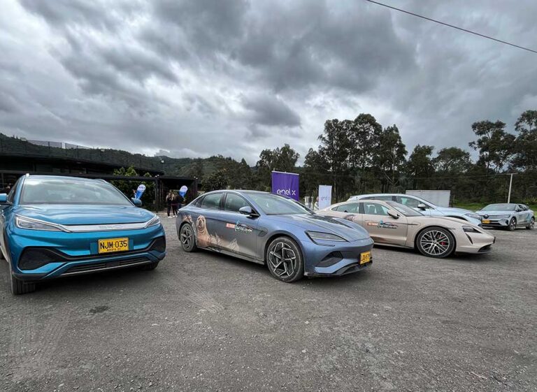 Caravana de carros eléctricos hace historia y marca el futuro de la movilidad